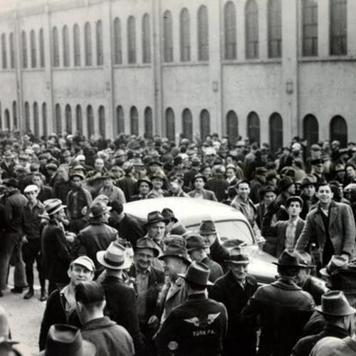 [3,500 workers gathering outside of the Bethlehem Steel Company for a union dispute]