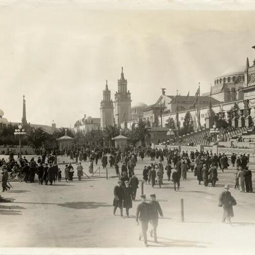 [Crowd at Panama-Pacific International Exposition]
