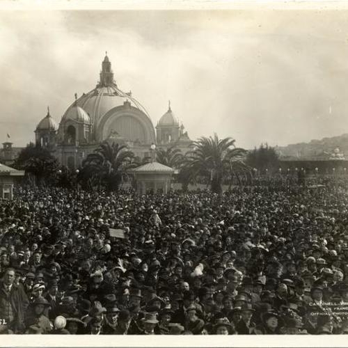 [Crowd at opening day of the Panama-Pacific International Exposition]