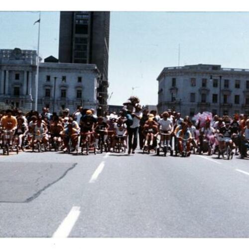 [Memorial Day Great Tricycle Race in Civic Center]